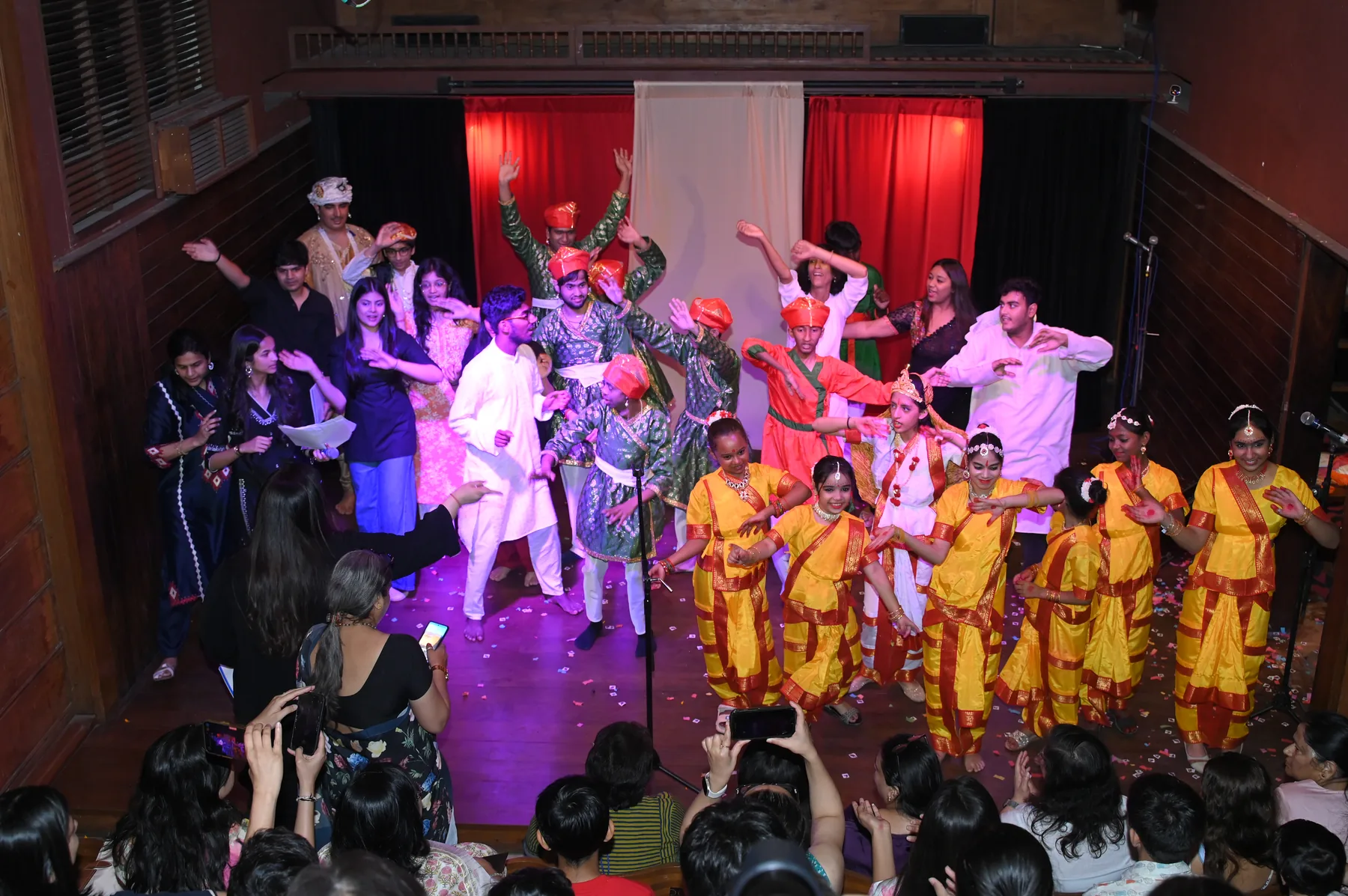 The full company of Akbar and Birbal on stage
